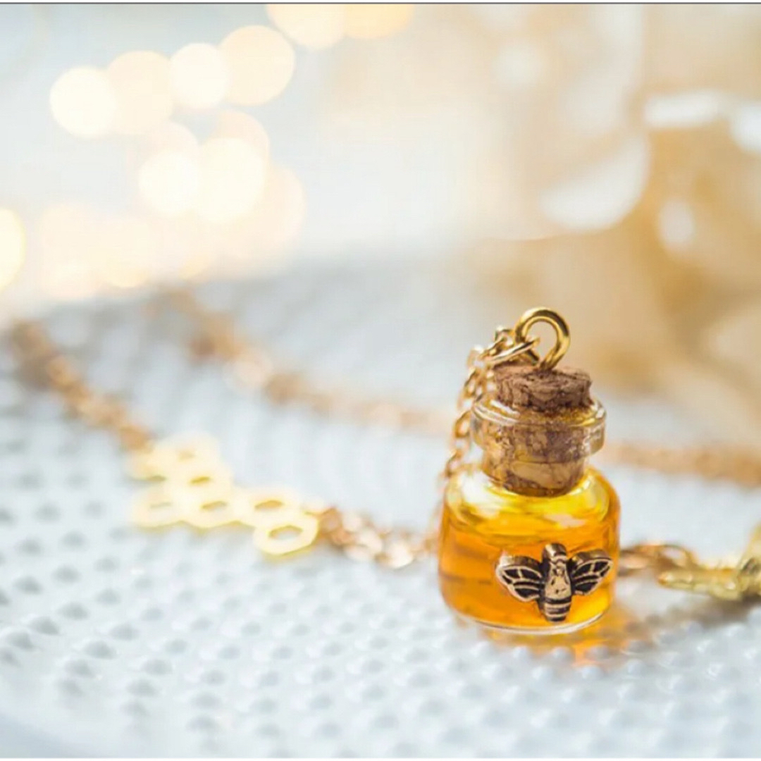 ネックレス　ハニカム　ミツバチ　蜂の巣　蜜蜂　ハニーボトル　ガラス　ステンレス レディースのアクセサリー(ネックレス)の商品写真