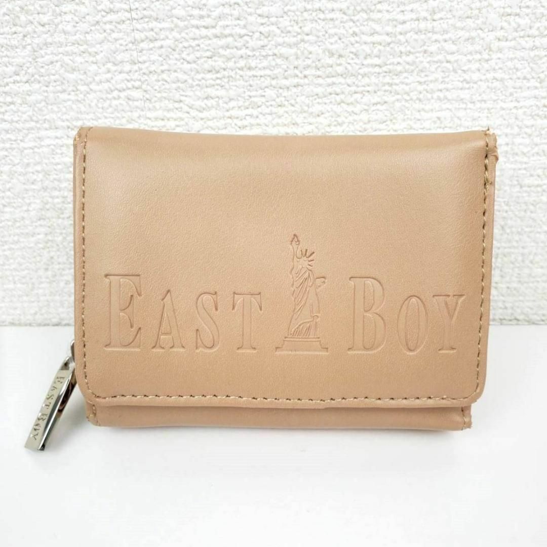 EASTBOY(イーストボーイ)のEASTBOY 折りたたみ財布 3つ折り コンパクト ベージュ チャーム付き レディースのファッション小物(財布)の商品写真