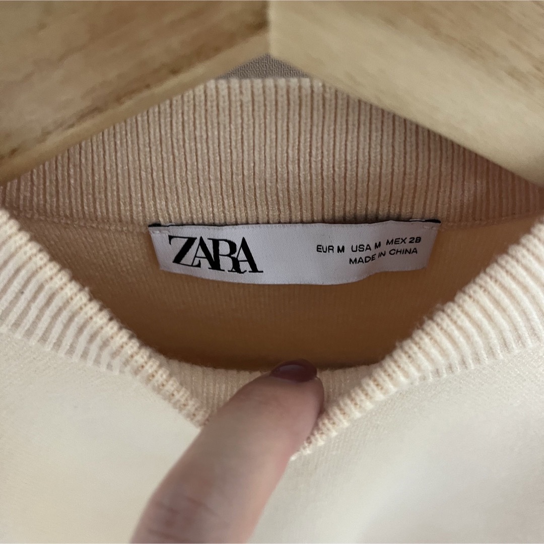 ZARA(ザラ)の新品　ZARA パフスリーブ　クリーム色ニット レディースのトップス(ニット/セーター)の商品写真