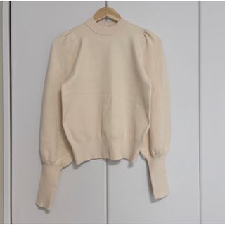 ザラ(ZARA)の新品　ZARA パフスリーブ　クリーム色ニット(ニット/セーター)