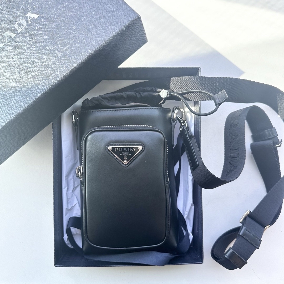 PRADA(プラダ)のPRADA プラダ スマートフォン ケース ショルダーバッグ レザー 新品同様 レディースのバッグ(ショルダーバッグ)の商品写真