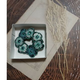 83 刺繍 ブローチ リボン キラキラ ベージュ ハンドメイドの通販 by