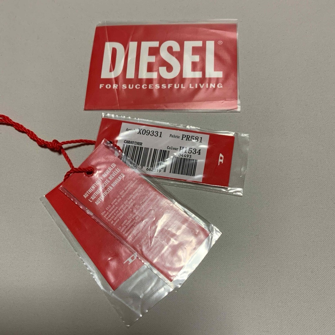 DIESEL(ディーゼル)の洗練されたデザイン　DIESEL　ユニセックス メタル オーバルD キーチャーム メンズのファッション小物(キーホルダー)の商品写真