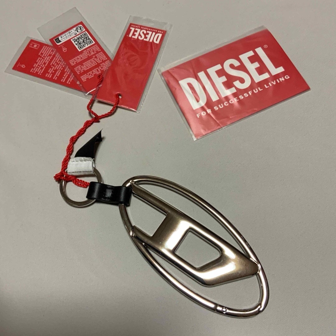 DIESEL(ディーゼル)の洗練されたデザイン　DIESEL　ユニセックス メタル オーバルD キーチャーム メンズのファッション小物(キーホルダー)の商品写真