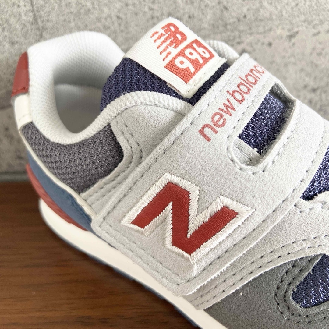 New Balance(ニューバランス)の【新品】14.5センチ グレー×レッド ニューバランス スニーカー キッズ キッズ/ベビー/マタニティのベビー靴/シューズ(~14cm)(スニーカー)の商品写真