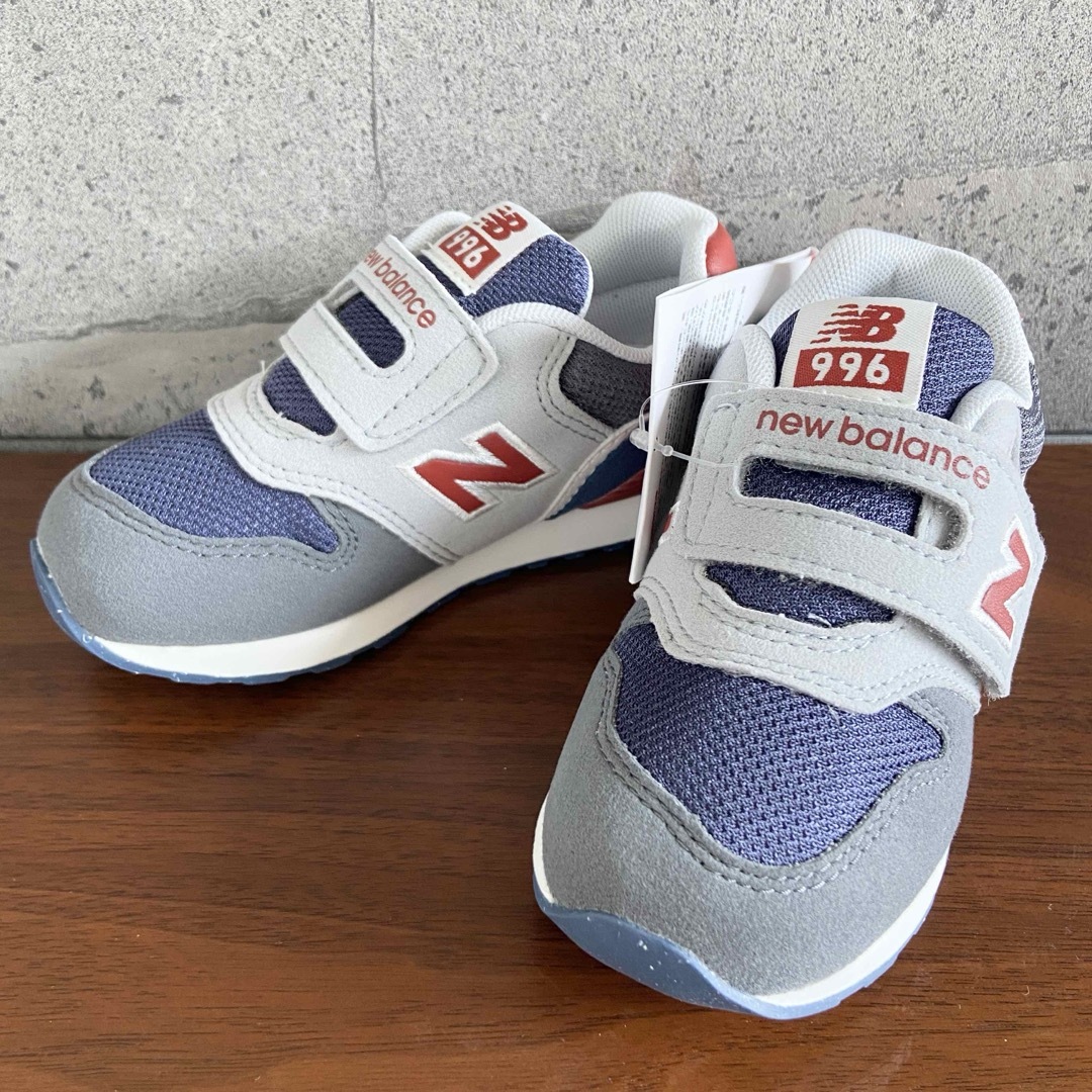 New Balance(ニューバランス)の【新品】14.5センチ グレー×レッド ニューバランス スニーカー キッズ キッズ/ベビー/マタニティのベビー靴/シューズ(~14cm)(スニーカー)の商品写真