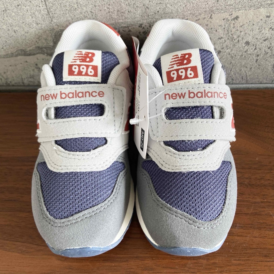 New Balance(ニューバランス)の【新品】14.5センチ グレー×レッド ニューバランス スニーカー キッズ キッズ/ベビー/マタニティのベビー靴/シューズ(~14cm)(スニーカー)の商品写真