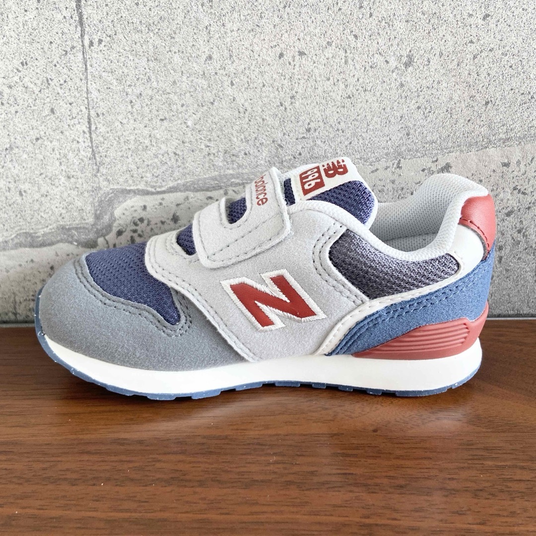 New Balance(ニューバランス)の【新品】14センチ グレー×レッド ニューバランス スニーカー キッズ キッズ/ベビー/マタニティのベビー靴/シューズ(~14cm)(スニーカー)の商品写真