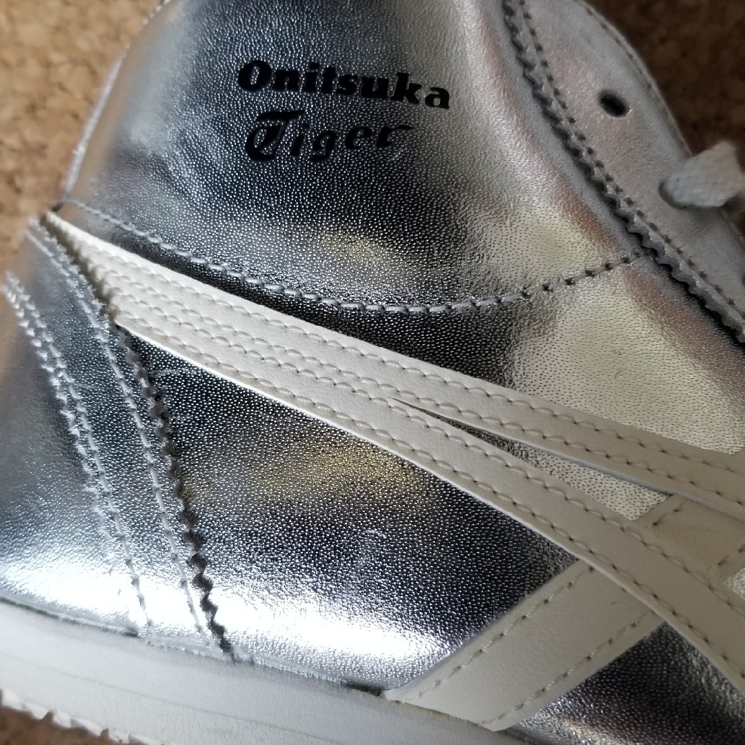 Onitsuka Tiger(オニツカタイガー)のオニツカタイガー　ハイカット　シルバー　23cm　未使用品 レディースの靴/シューズ(スニーカー)の商品写真