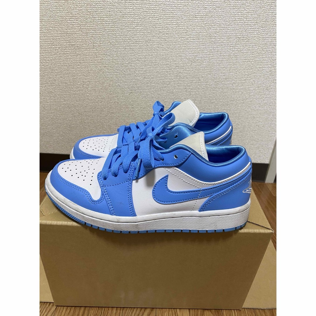 NIKE(ナイキ)のエア ジョーダン 1 LOW ユニバーシティブルー　スニーカー　NIKE ナイキ レディースの靴/シューズ(スニーカー)の商品写真