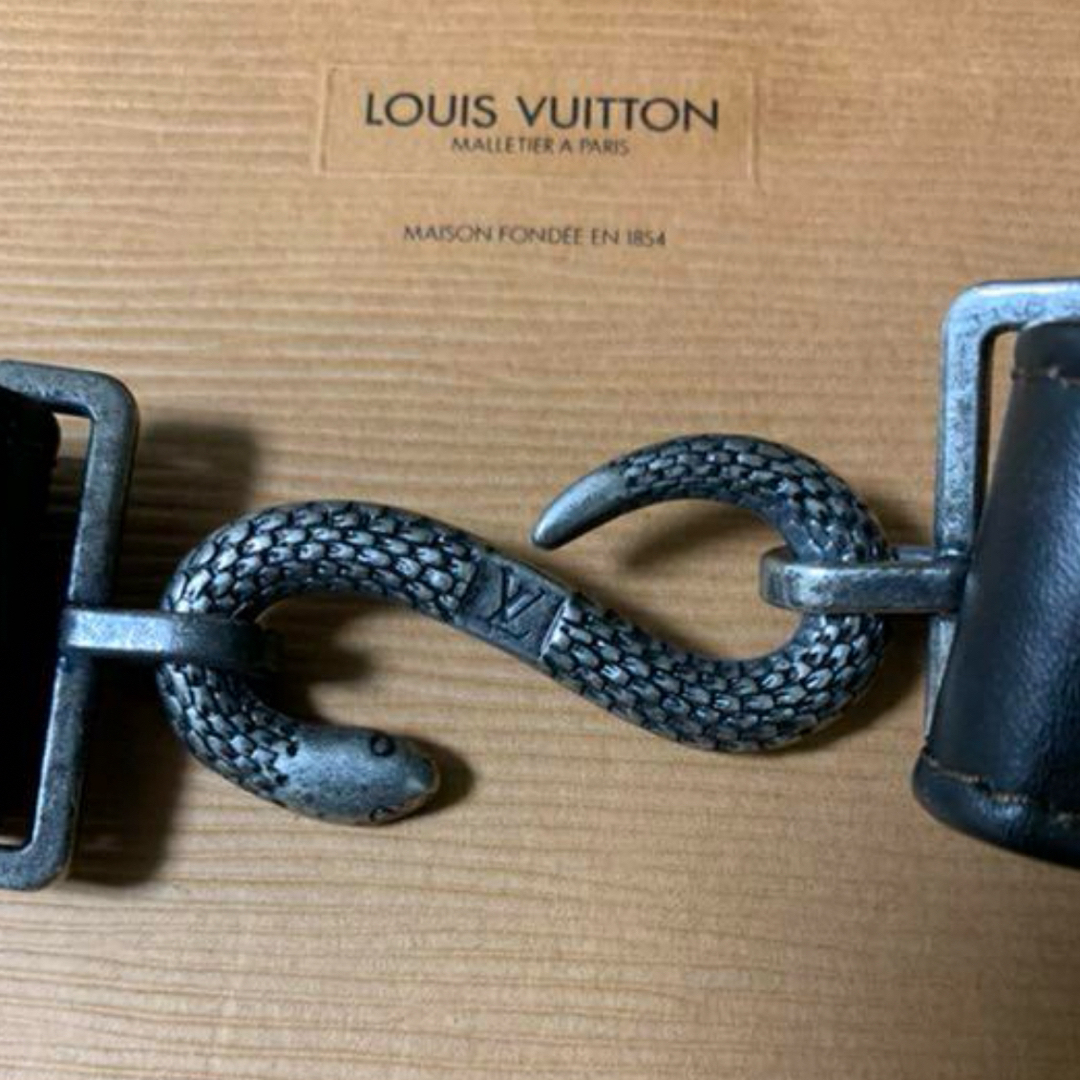 LOUIS VUITTON(ルイヴィトン)のLouis Vuittonスネークバックル レザーベルト サイズ調整可能 レディースのファッション小物(ベルト)の商品写真