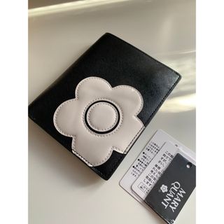 マリークワント(MARY QUANT)の新品！マリークワント　MARY QUANT パスポートケース　デイジー　黒(パスケース/IDカードホルダー)