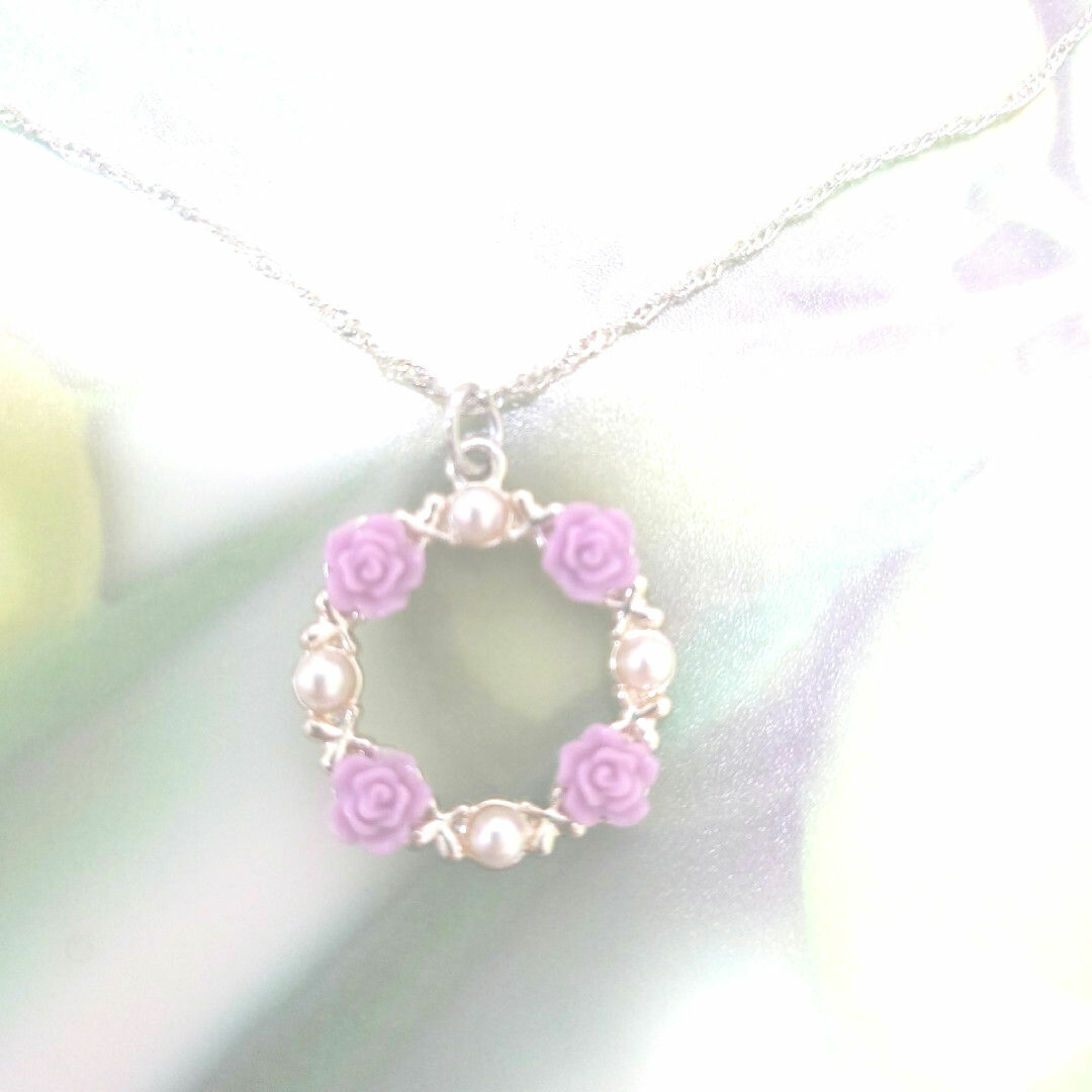 薔薇のネックレス ハンドメイドのアクセサリー(ネックレス)の商品写真