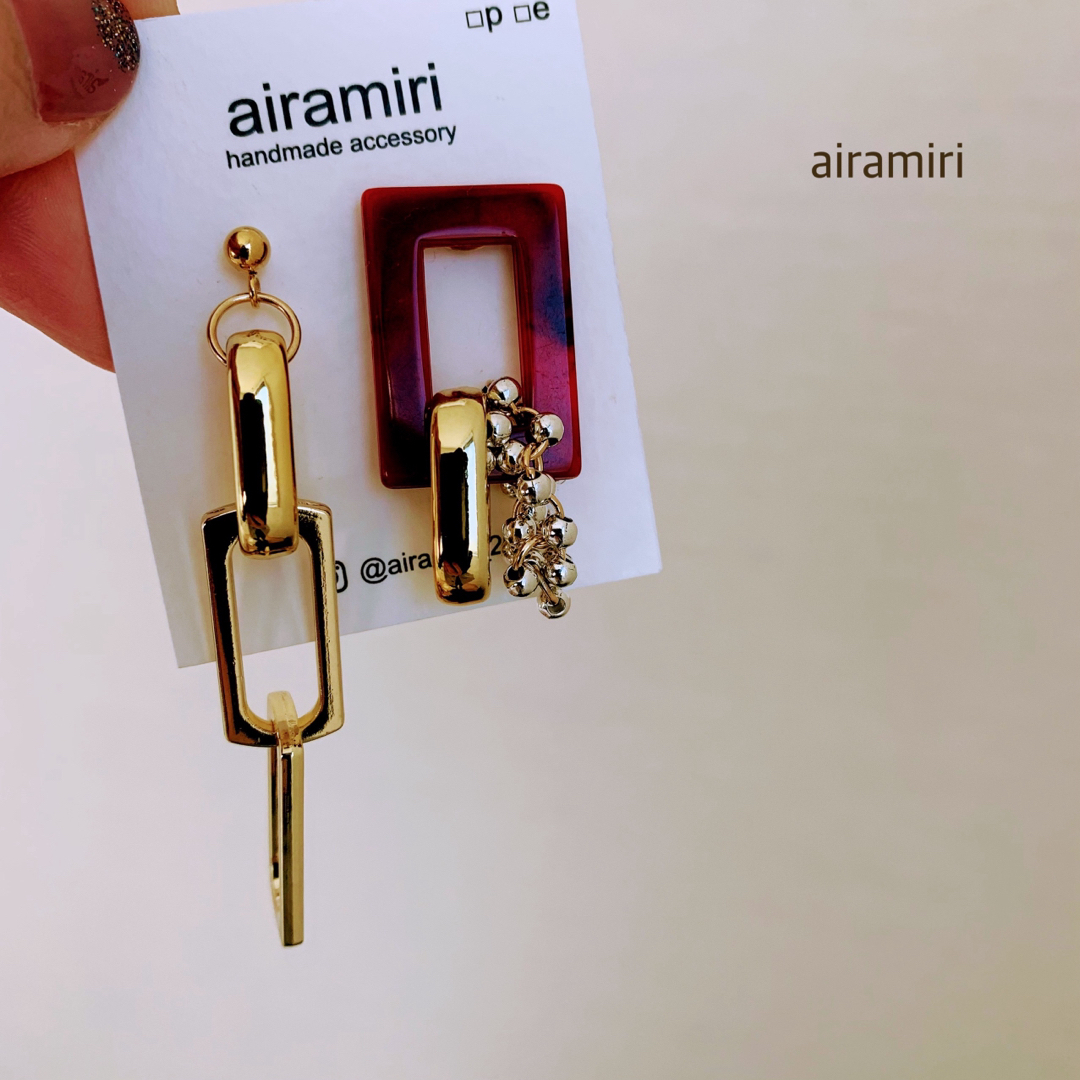 261【アレルギー対応】レッド　アシンメトリーピアス ハンドメイドのアクセサリー(ピアス)の商品写真