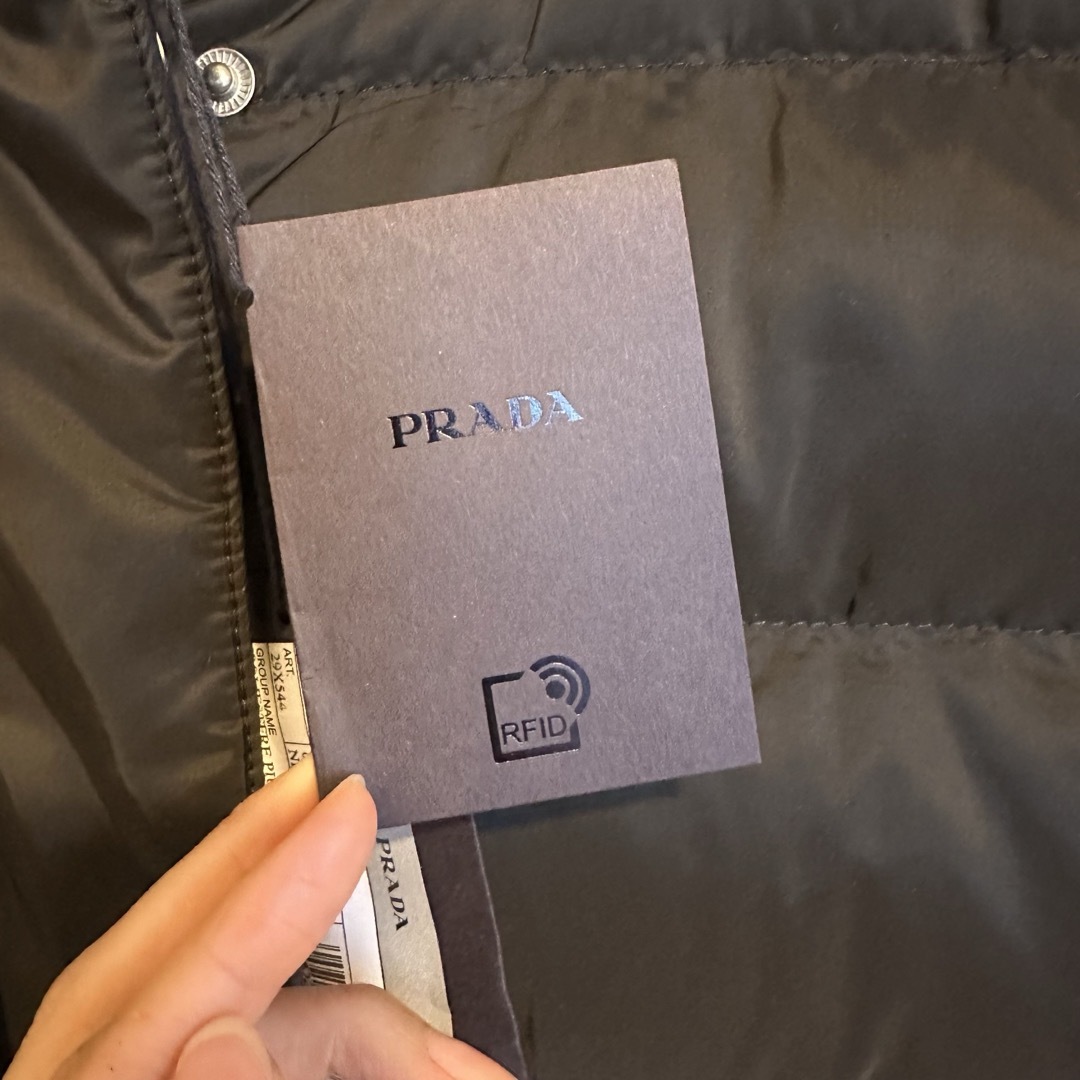 PRADA(プラダ)のPRADA プラダ　ダウン　29X544 ブラック レディースのジャケット/アウター(ダウンジャケット)の商品写真