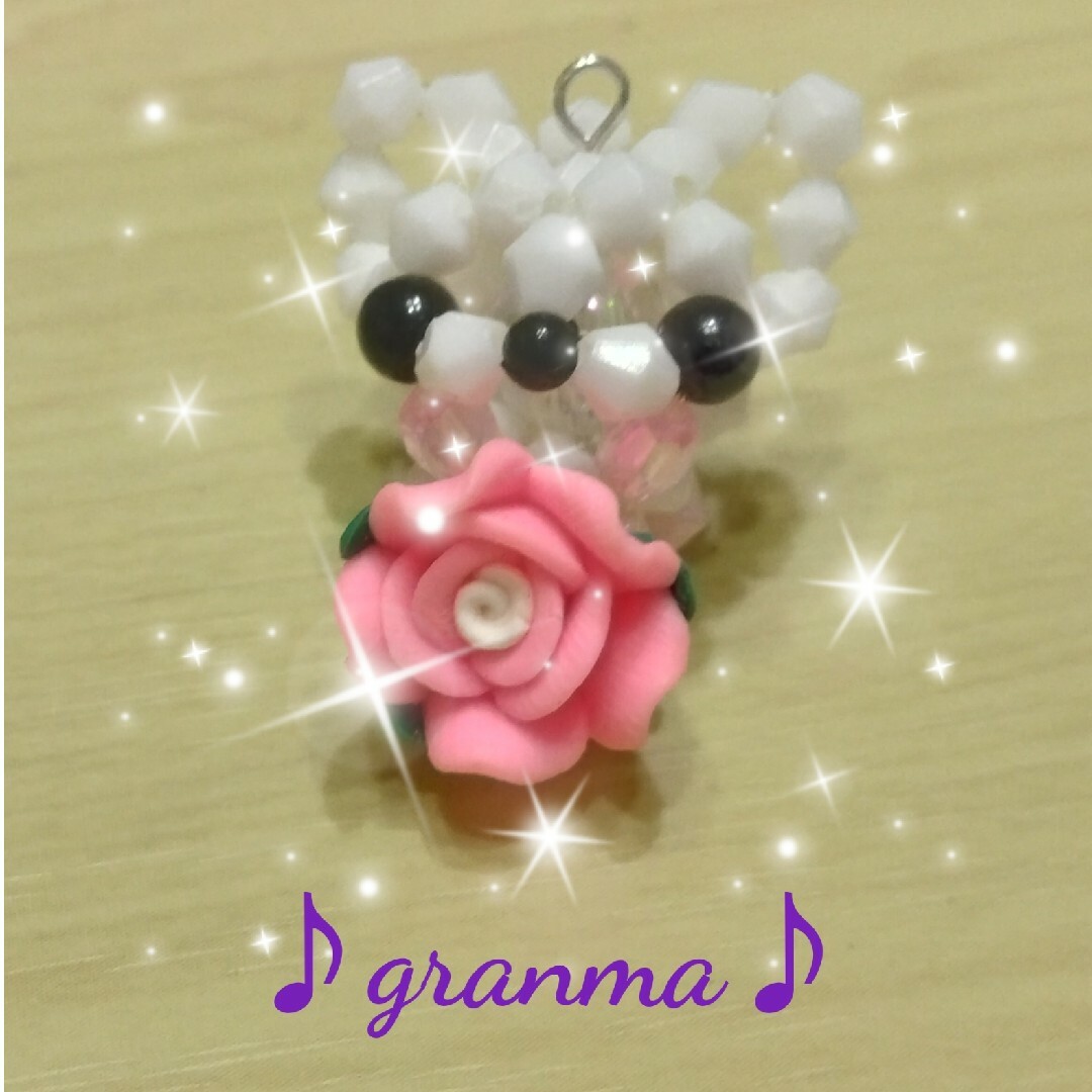 ♪granma♪ピンク薔薇付チワワストラップ ハンドメイドのアクセサリー(キーホルダー/ストラップ)の商品写真