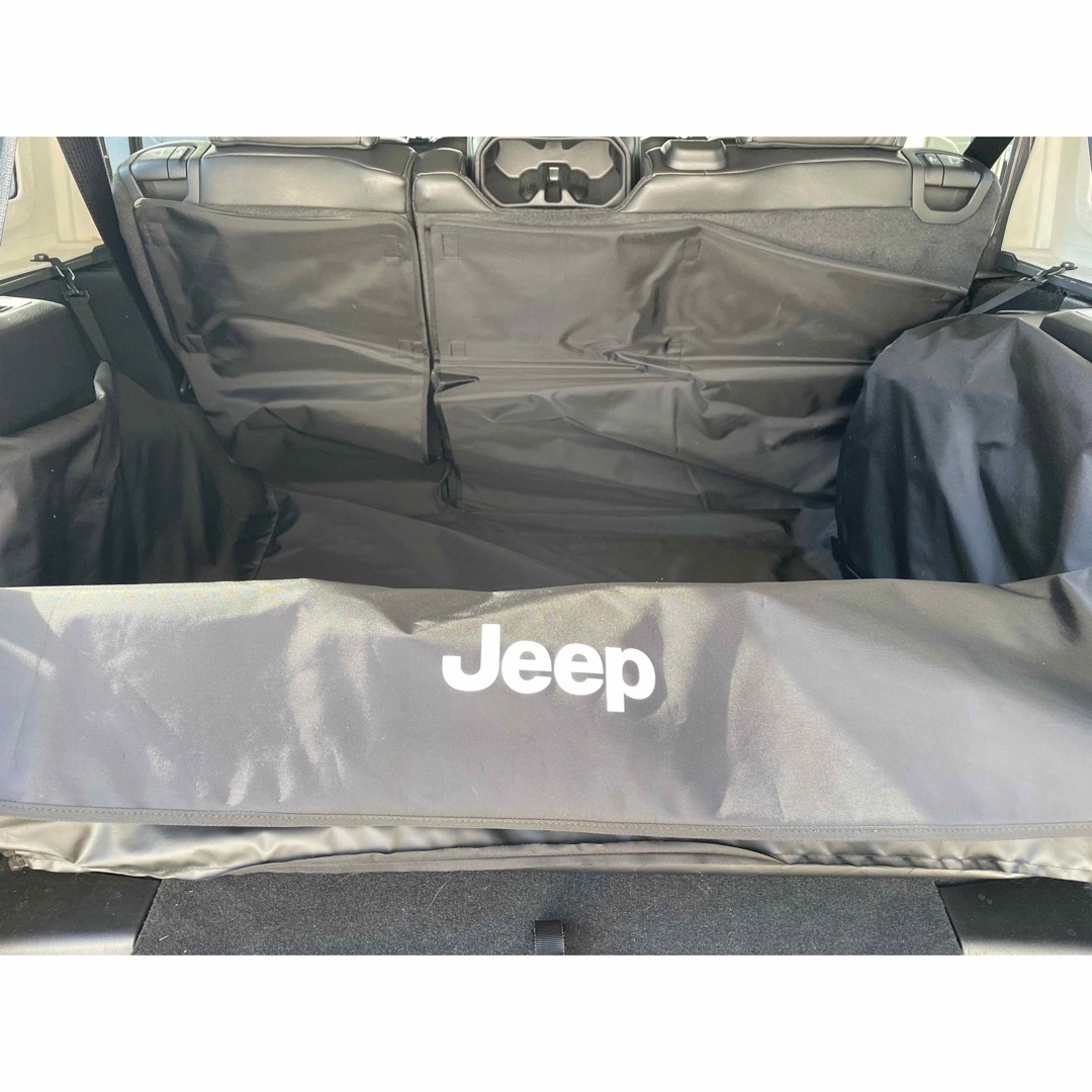 Jeep(ジープ)の中古　JLラングラー　純正　ラゲッジカバー 自動車/バイクの自動車(車内アクセサリ)の商品写真