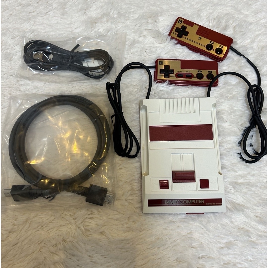 極美品☆ニンテンドークラシックミニ ファミリーコンピュータ エンタメ/ホビーのゲームソフト/ゲーム機本体(家庭用ゲーム機本体)の商品写真