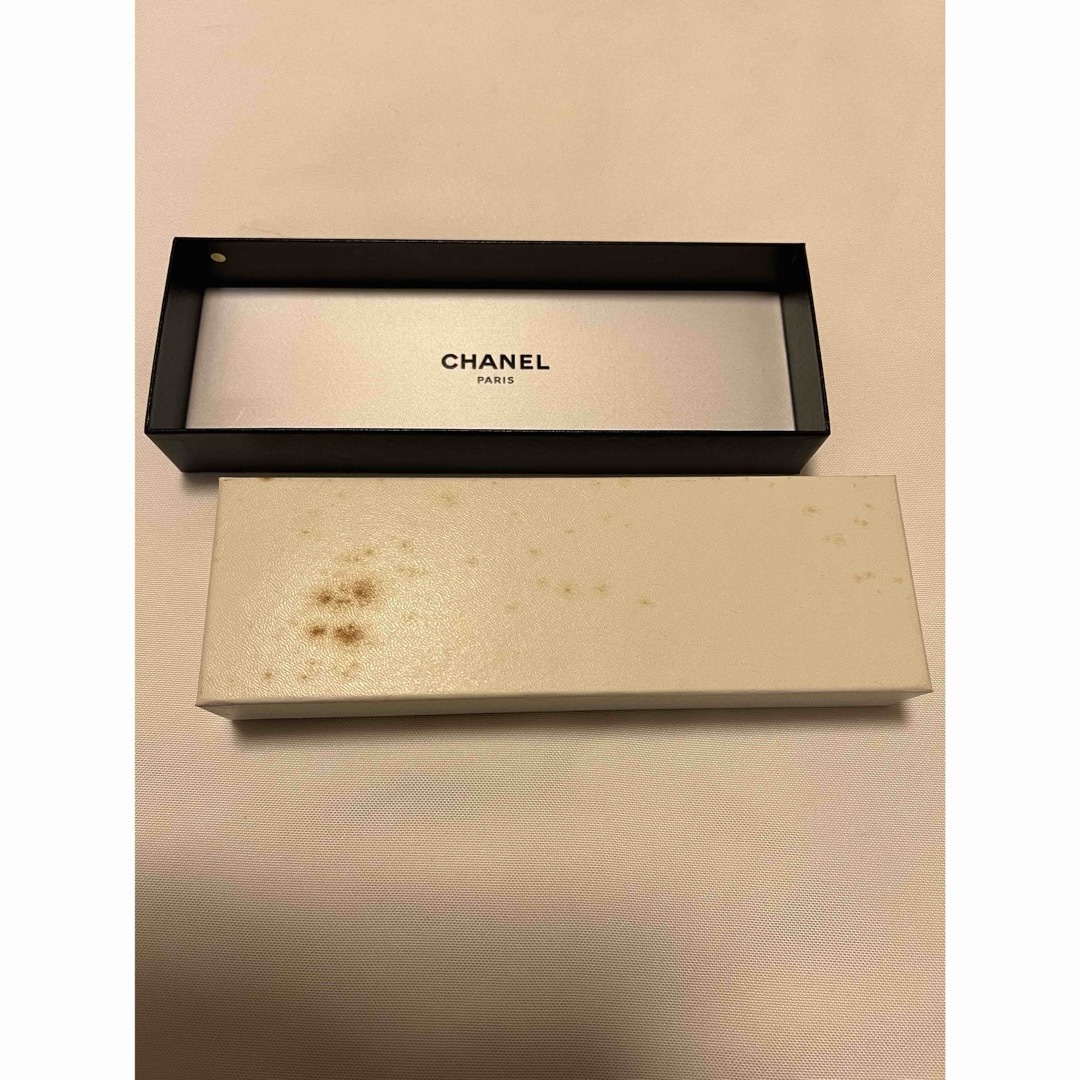 CHANEL(シャネル)のCHANEL 時計空箱　ディスプレイ用　難あり レディースのバッグ(ショップ袋)の商品写真