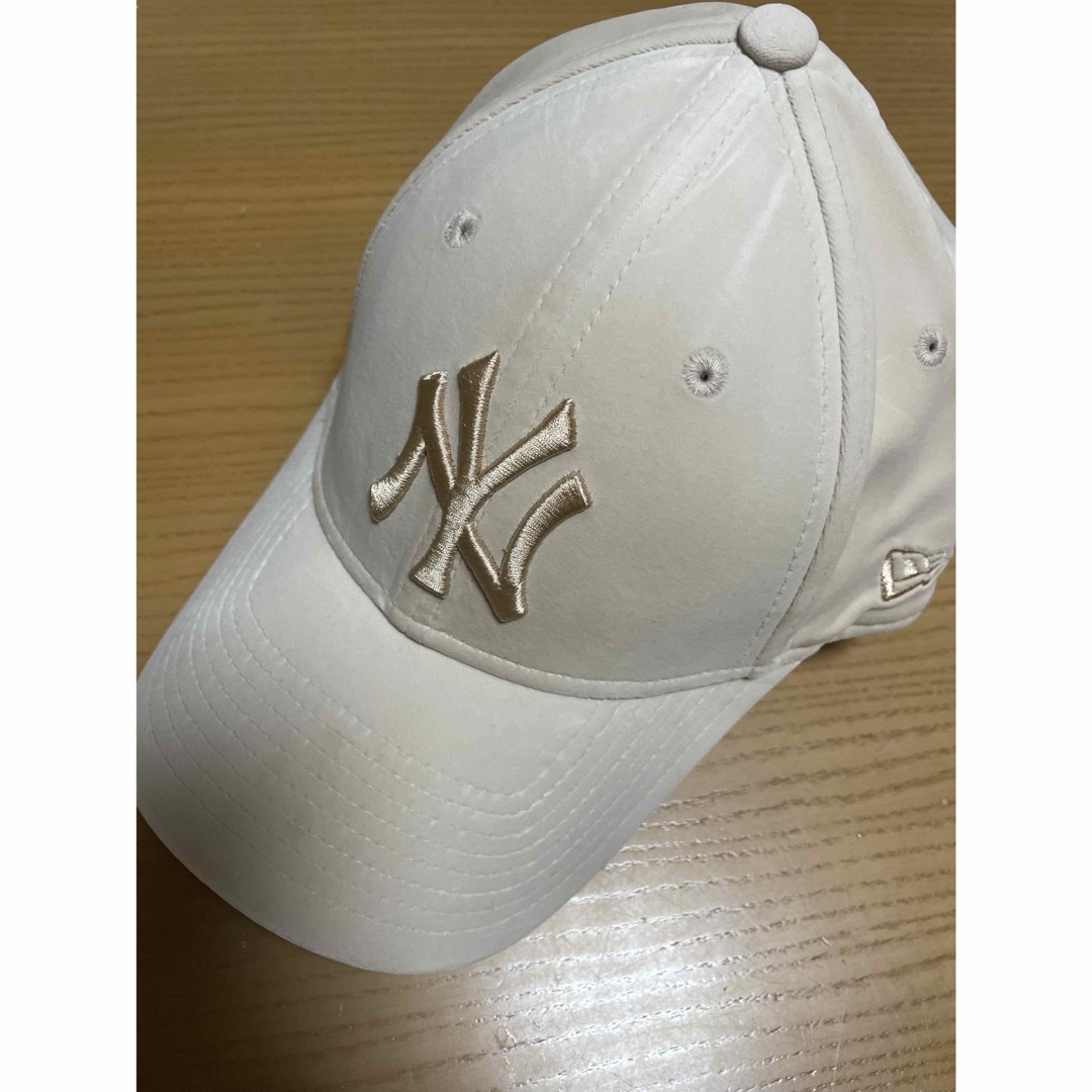 NEW ERA(ニューエラー)のニューエラ　ベロアキャップ　ベージュ レディースの帽子(キャップ)の商品写真