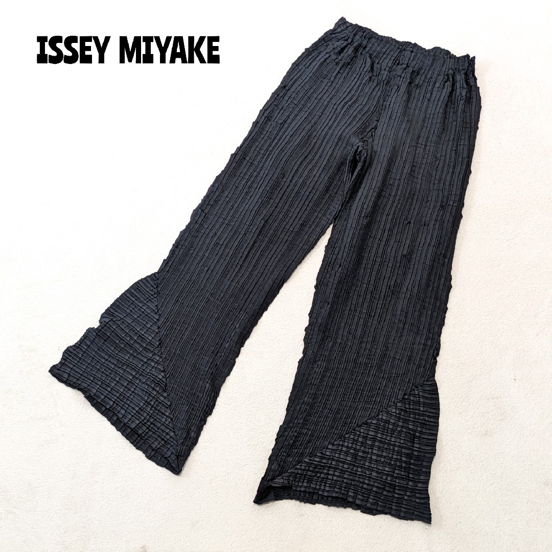 ISSEY MIYAKE(イッセイミヤケ)の★ISSEY MIYAKE プリーツプリーズ★ウーリープリーツ フレアパンツ レディースのパンツ(その他)の商品写真