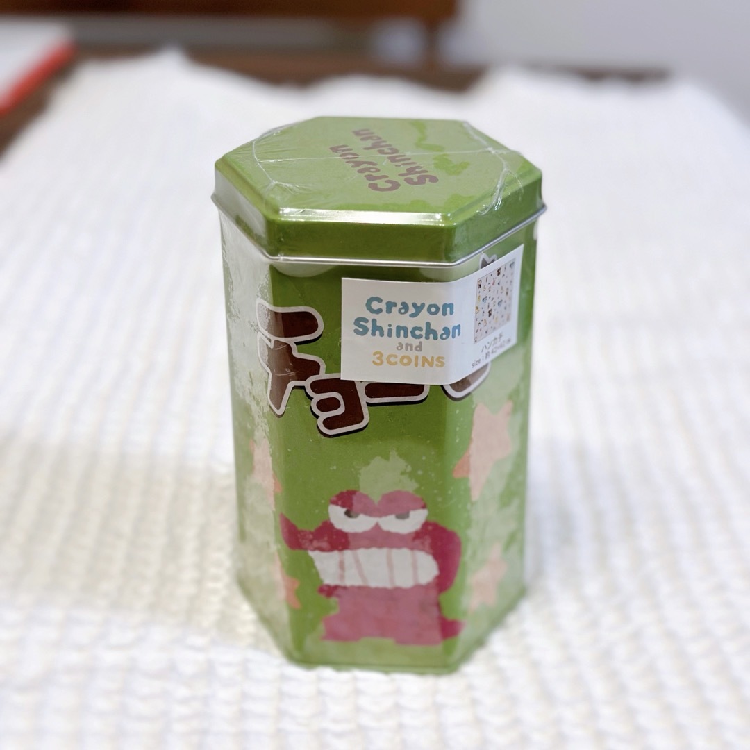 3COINS(スリーコインズ)のクレヨンしんちゃん　3coins コラボ　ハンカチ　チョコビ缶 エンタメ/ホビーのおもちゃ/ぬいぐるみ(キャラクターグッズ)の商品写真