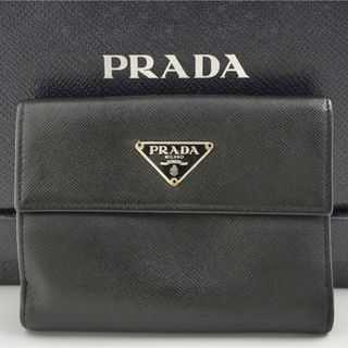 プラダ(PRADA)の【美品】PRADA プラダ　三角プレート　二つ折り　ブラック　サフィアーノレザー(財布)