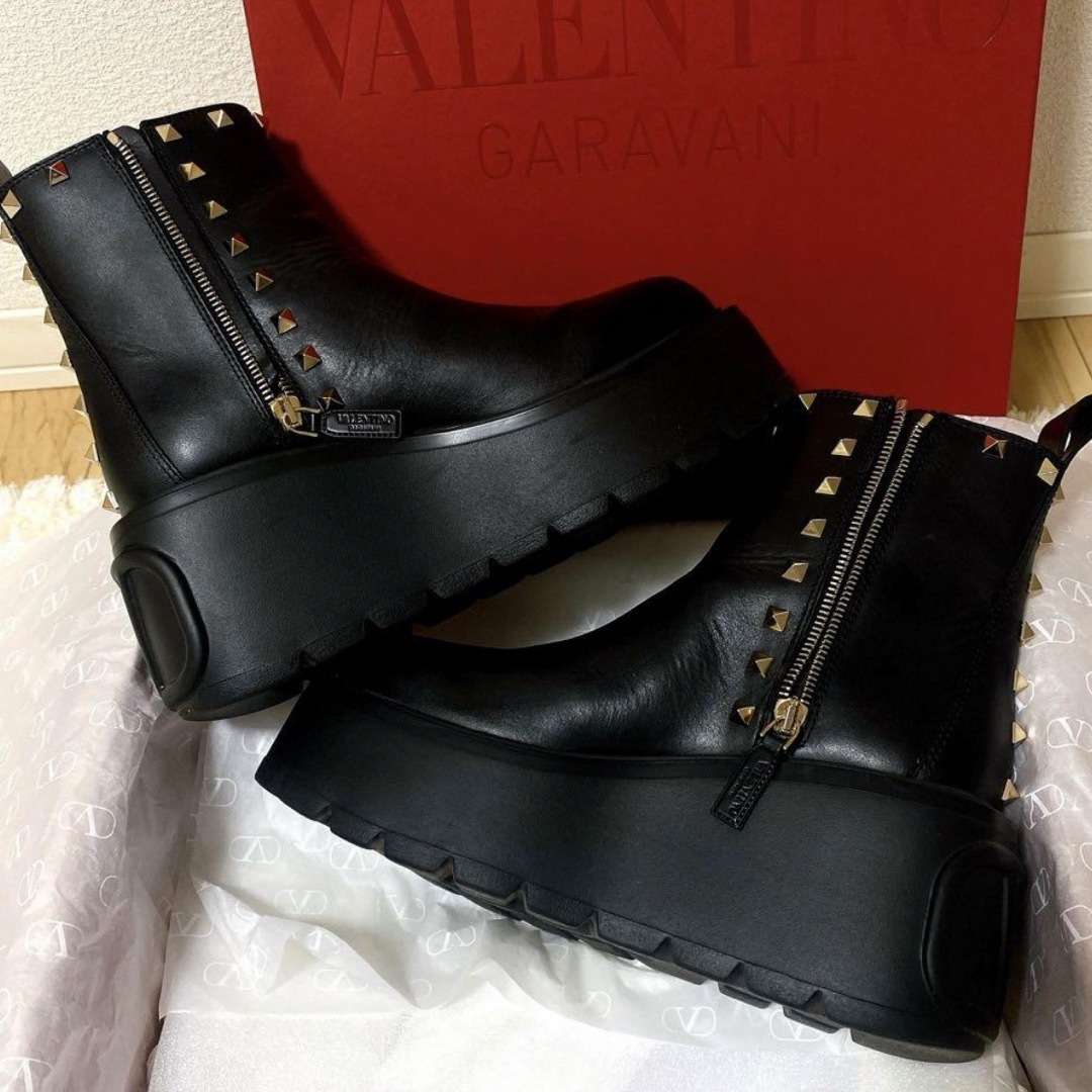 VALENTINO(ヴァレンティノ)のVALENTINO Vロゴプラット ショートブーツ　スタッズ レディースの靴/シューズ(ブーツ)の商品写真