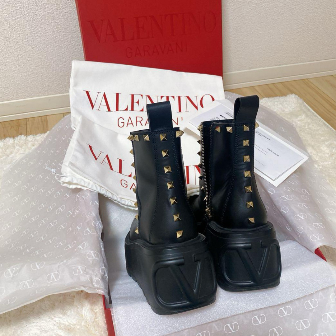 VALENTINO(ヴァレンティノ)のVALENTINO Vロゴプラット ショートブーツ　スタッズ レディースの靴/シューズ(ブーツ)の商品写真