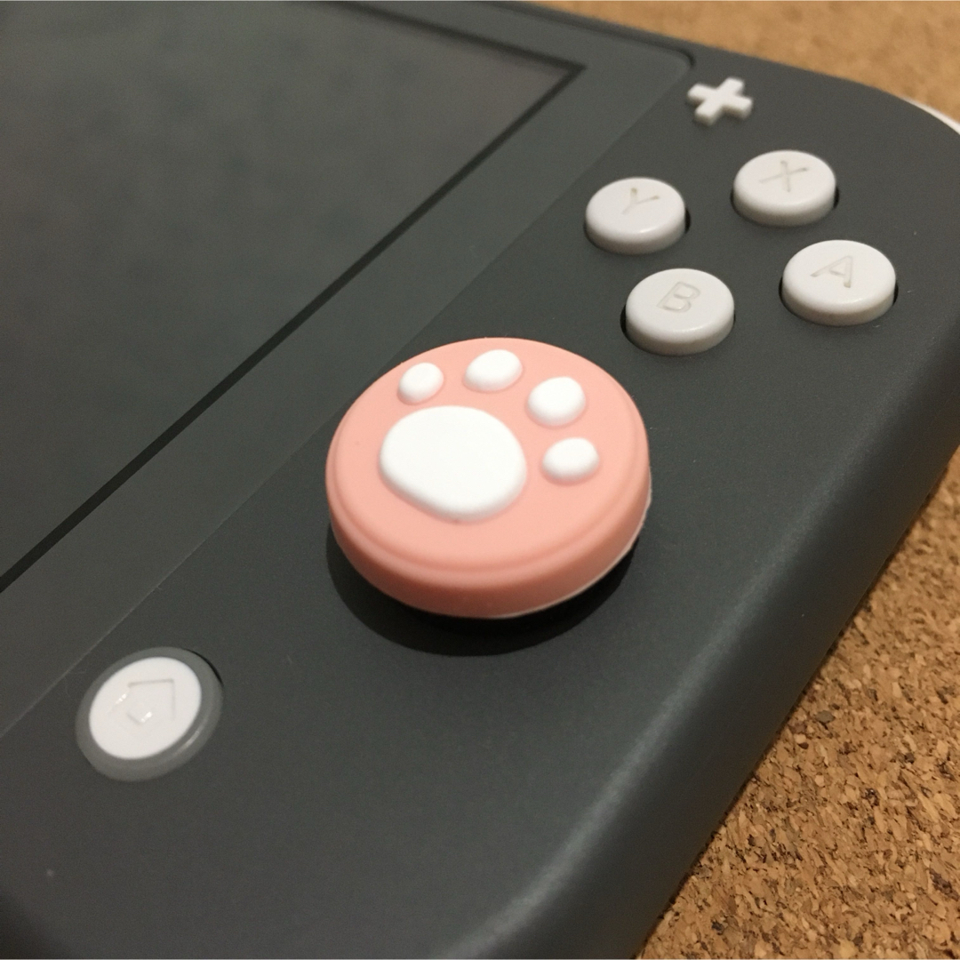 Nintendo Switch(ニンテンドースイッチ)のSwitch　ジョイコン　スティックカバー　肉球　ピンク白&白ピンク　4個セット エンタメ/ホビーのゲームソフト/ゲーム機本体(その他)の商品写真