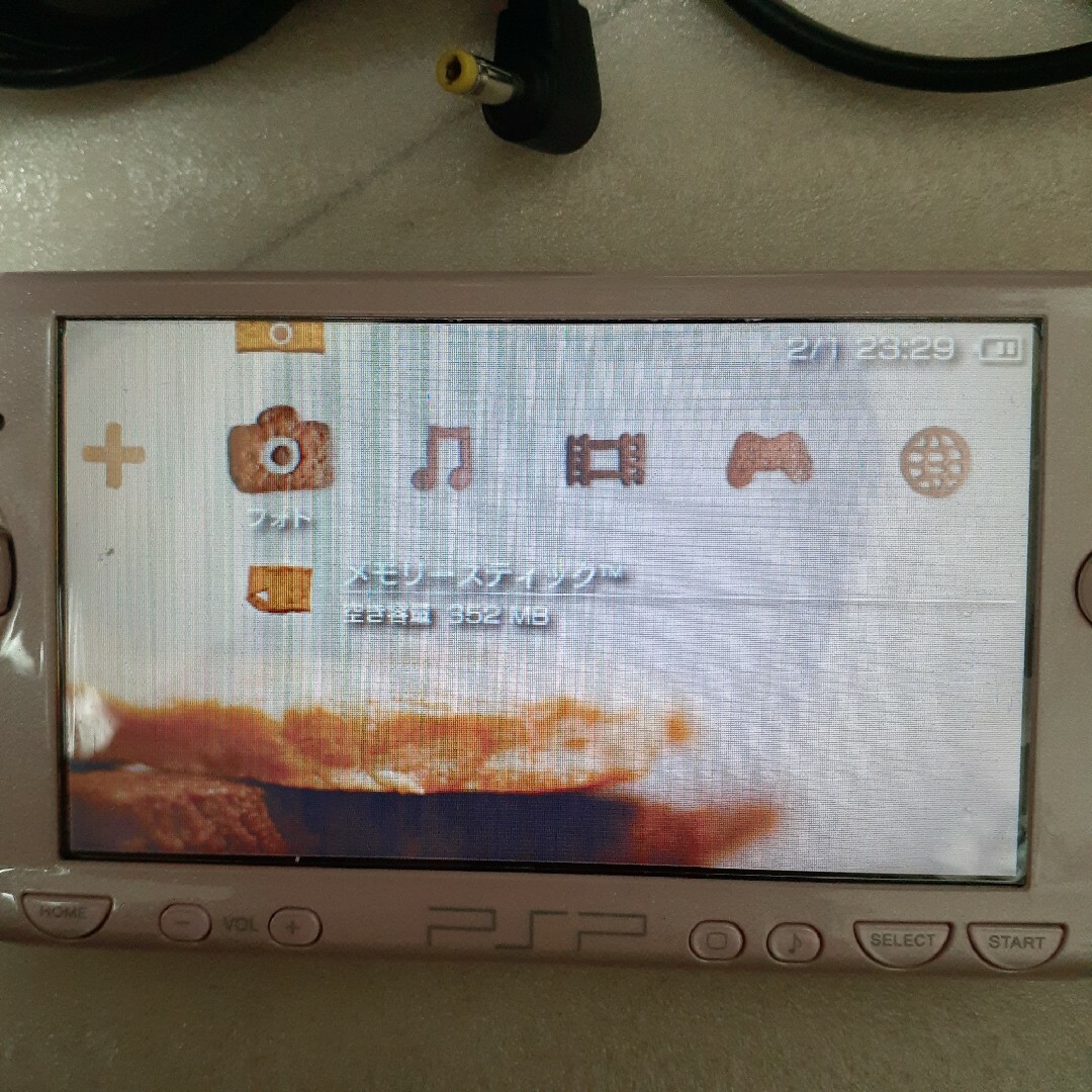 PlayStation Portable(プレイステーションポータブル)の動作確認済み プレイステーションポータブル PSP-2000RP エンタメ/ホビーのゲームソフト/ゲーム機本体(家庭用ゲーム機本体)の商品写真