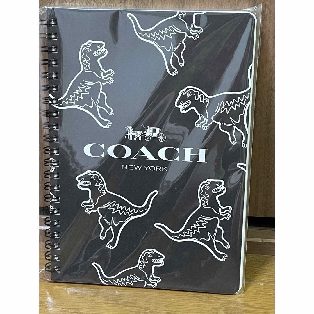 COACH(コーチ)のコーチ　ノベルティ　恐竜ノート　タオルマフラー　330mlナチュラルウォーター インテリア/住まい/日用品の日用品/生活雑貨/旅行(タオル/バス用品)の商品写真