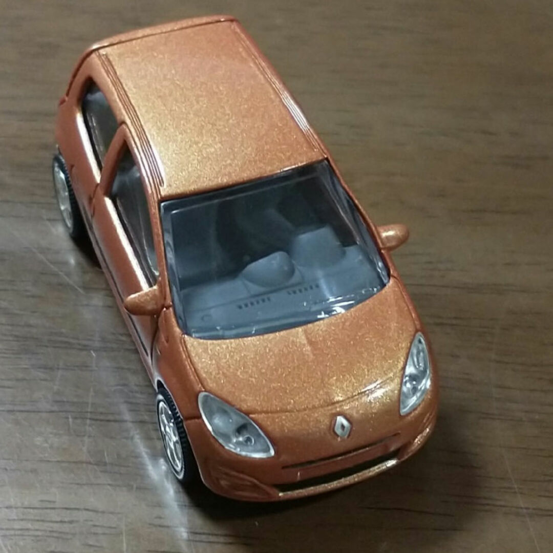 RENAULT(ルノー)の【送料込】ルノー トゥインゴ オレンジ（ノレブ） エンタメ/ホビーのおもちゃ/ぬいぐるみ(ミニカー)の商品写真