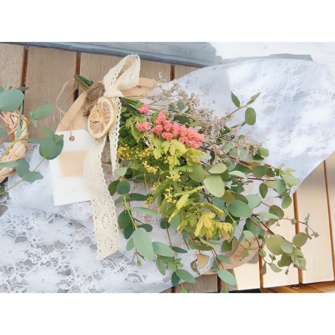 ドライフラワースワッグ　蕾ミモザ　ユーカリ　スターチス　ドライフルーツ　花束　春 ハンドメイドのフラワー/ガーデン(ドライフラワー)の商品写真