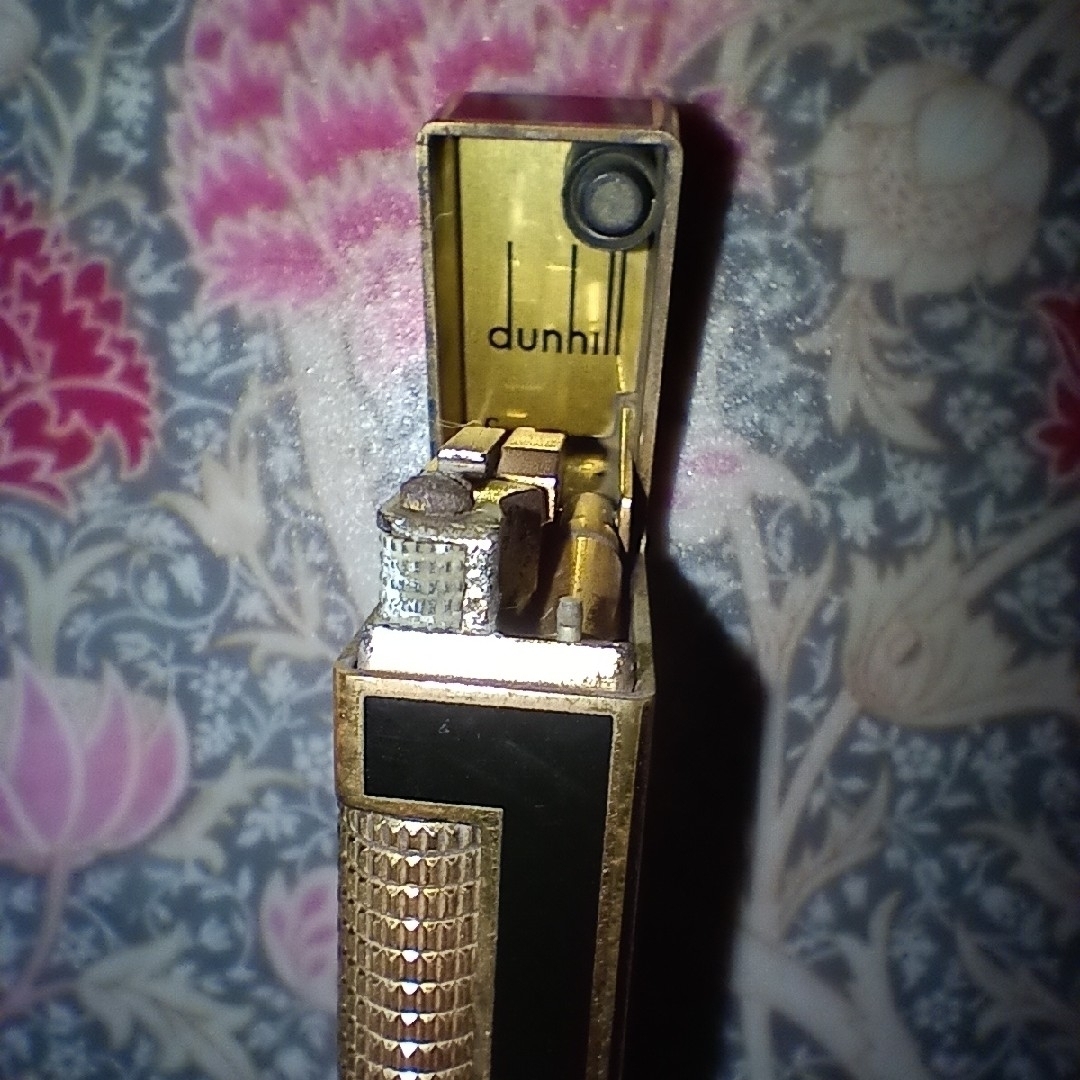 Dunhill(ダンヒル)の《着火確認済》 dunhill  ダンヒル ローラガスライター ラッカー 漆 黒 メンズのファッション小物(タバコグッズ)の商品写真