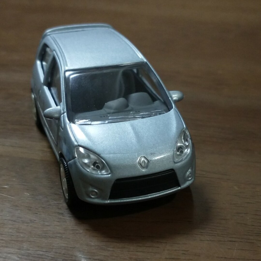 RENAULT(ルノー)の【送料込】ルノー トゥインゴ シルバー（ノレブ） エンタメ/ホビーのおもちゃ/ぬいぐるみ(ミニカー)の商品写真