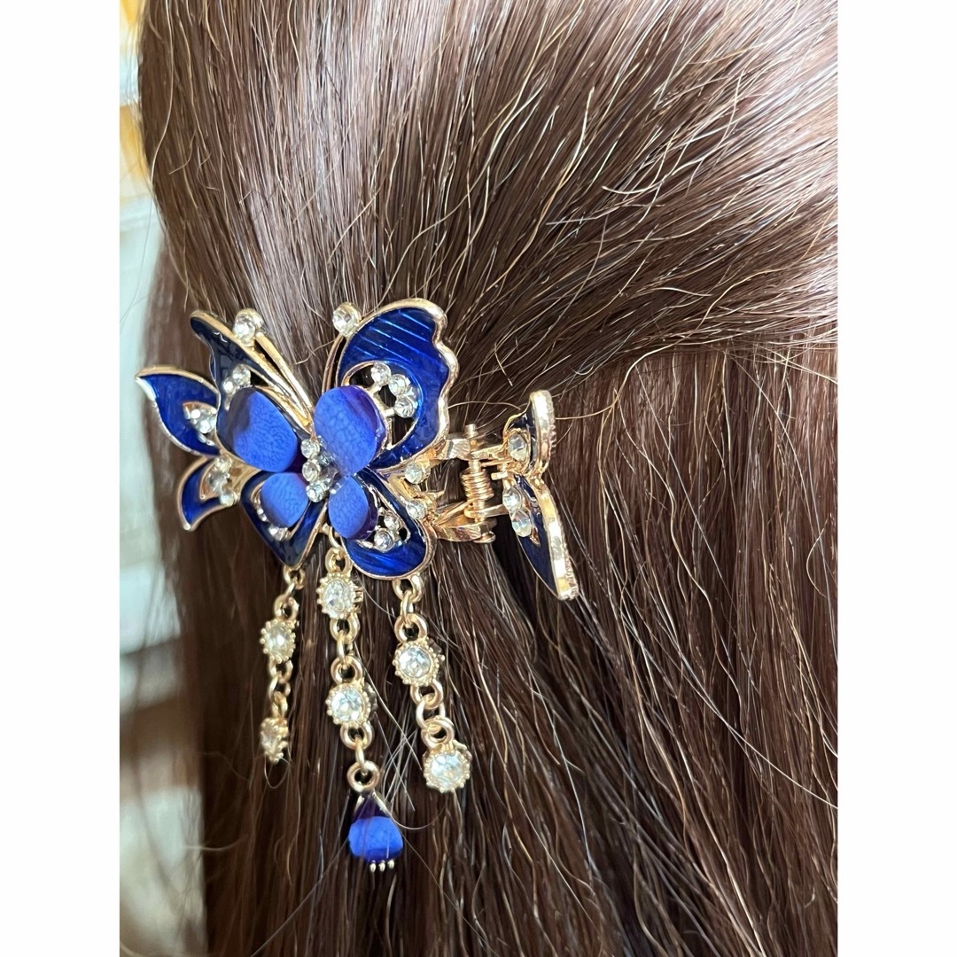 エレガントな蝶のヘアアクセサリー　ブルーラインストーン　ヘアクリップ レディースのヘアアクセサリー(ヘアピン)の商品写真