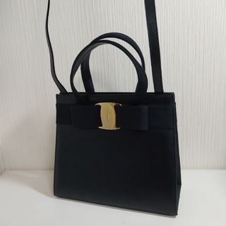 フェラガモ(Ferragamo)のフェラガモ ヴァラ リボン ハンドバッグ ショルダー付き ブラック ゴールド金具(ショルダーバッグ)