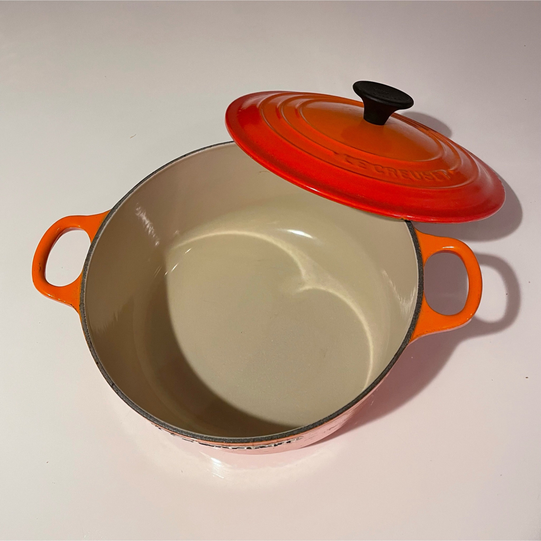 LE CREUSET(ルクルーゼ)の週末SALE!! 両手鍋 ルクルーゼ　ココットロンド 鍋 オレンジ 20cm インテリア/住まい/日用品のキッチン/食器(鍋/フライパン)の商品写真