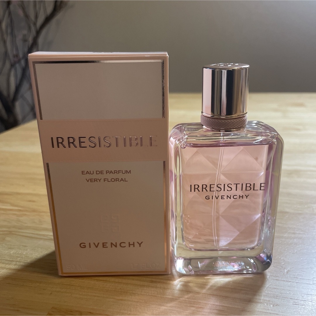 GIVENCHY(ジバンシィ)のGIVENCHY イレジスティブル オーデパルファム  ヴェリィフローラル コスメ/美容の香水(香水(女性用))の商品写真