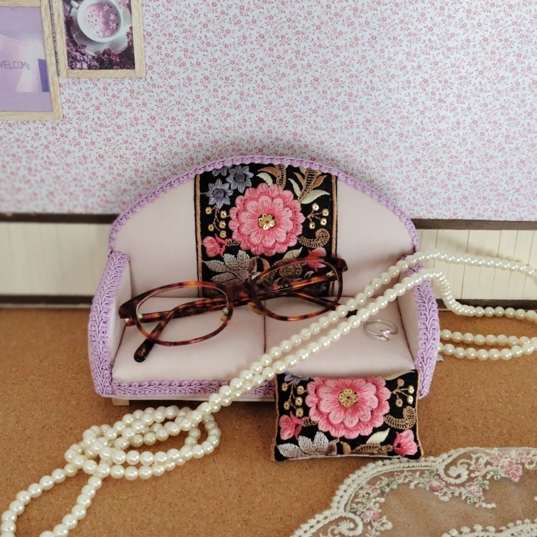 【くすみピンク×黒】インド刺繍リボンのミニチュアソファー ハンドメイドのおもちゃ(ミニチュア)の商品写真