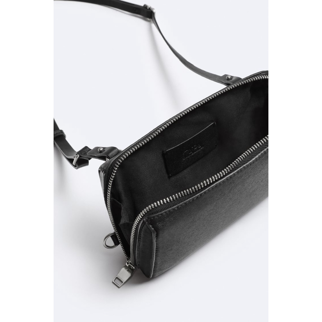 ZARA(ザラ)の新品 ZARA MAN エンボス加工入り素材 ショルダーバッグ ブラック 黒 メンズのバッグ(ショルダーバッグ)の商品写真