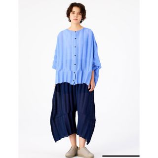 ミイ(me)のme ISSEY MIYAKE　パンツ　マスカット色　美品(カジュアルパンツ)