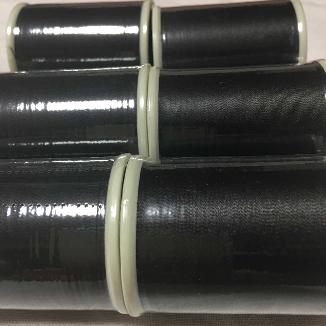 絹手縫糸8号　6本　550m 絹100% 黒　親玉 ハンドメイドの素材/材料(生地/糸)の商品写真