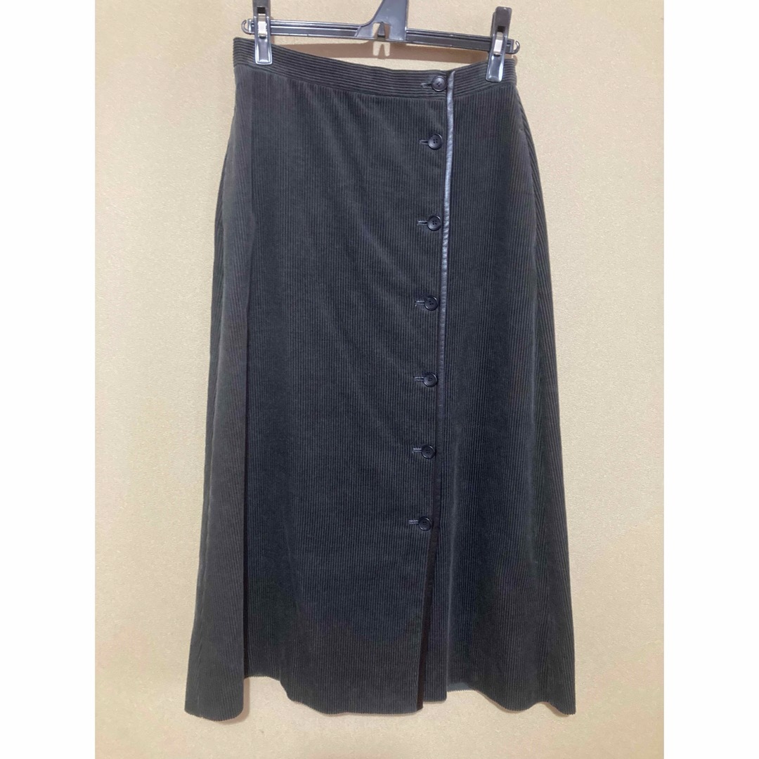 mjuka(ミューカ)のMJUKA ミューカ　コーデュロイロングスカート　モスグリーン レディースのスカート(ロングスカート)の商品写真