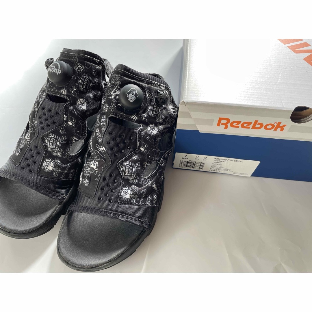 Reebok(リーボック)のCHOCOMOO×REEBOK リーボック インスタポンプフューリー サンダル レディースの靴/シューズ(サンダル)の商品写真