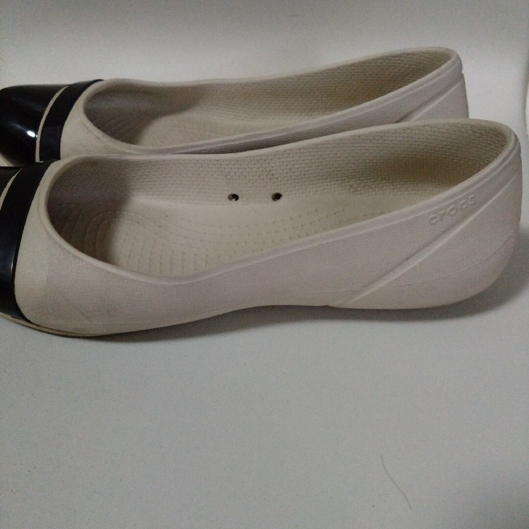 crocs(クロックス)のクロックス キャップ トゥ フラット ホワイト W7 レディースの靴/シューズ(バレエシューズ)の商品写真