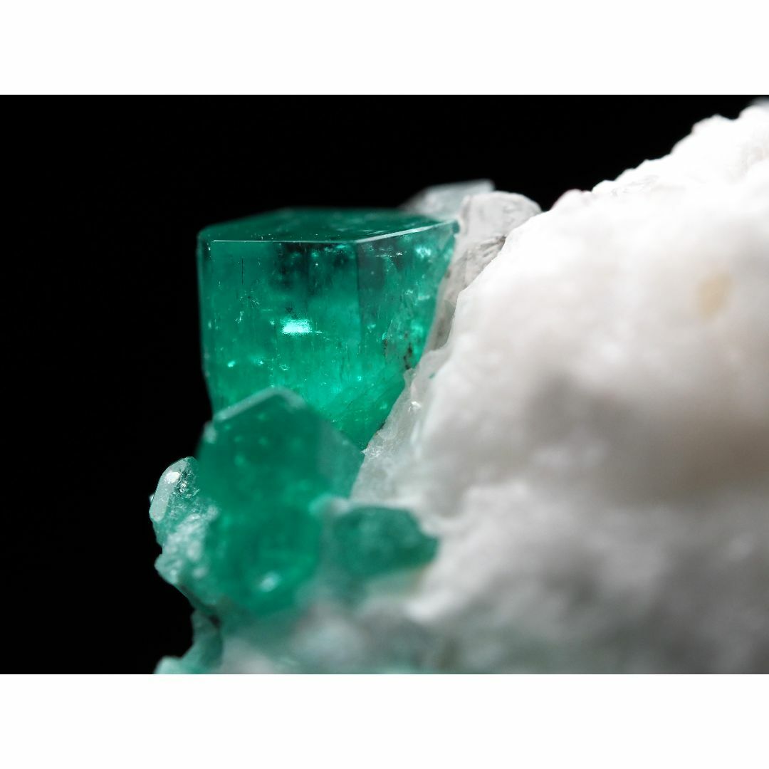 【エメラルド/クォーツ(緑柱石/水晶)】　コロンビア産　（鉱物標本/原石）