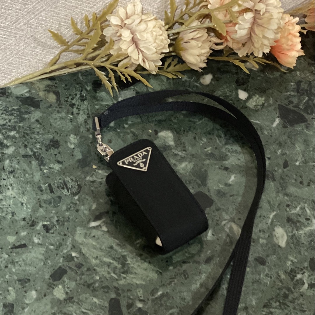 PRADA(プラダ)の希少PRADA ネックストラップ付きポーチ airpodsケース 三角ロゴ スマホ/家電/カメラのスマホアクセサリー(ネックストラップ)の商品写真