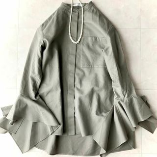 ベイジ(BEIGE,)の美品＊BEIGE, ベイジ　バンドカラーシャツ　定価3.5万　フレア袖　比翼仕立(シャツ/ブラウス(長袖/七分))